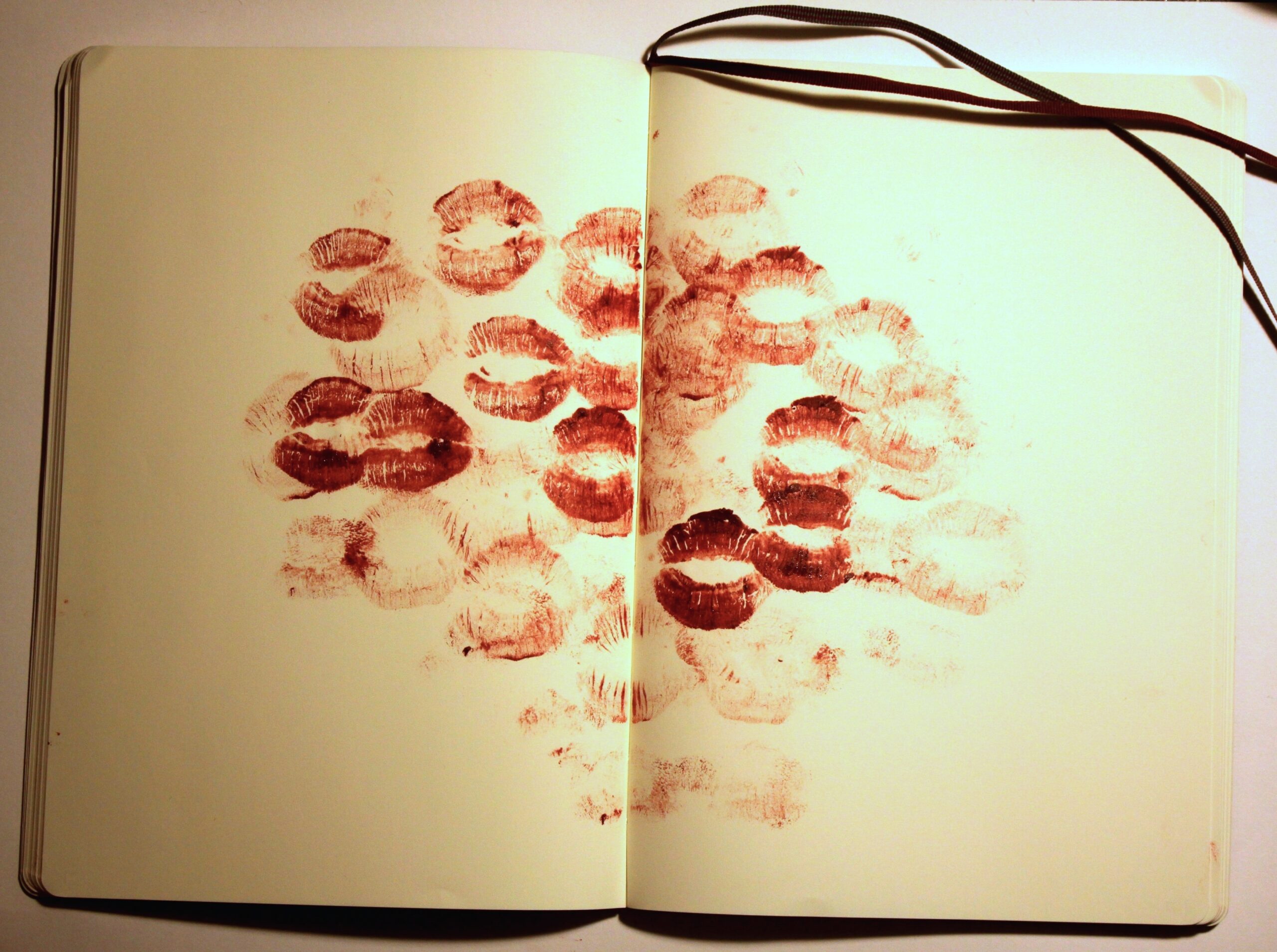 Billeder af rødekysmunde fra løbestift i en bog